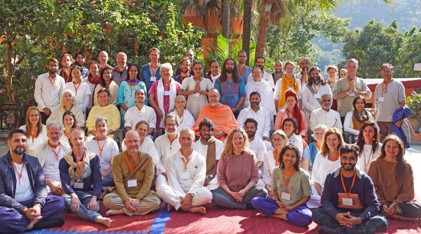 Group-picture-Non-Residential-Satsang-Retreat-in-Rishikesh-Nov-22_BEST-864x480